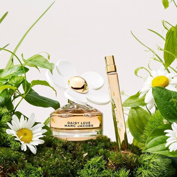 Daisy Love Eau de Toilette Travel Spray 0.33 fl oz - Picture 4 of 7